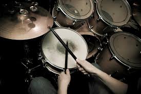 What are the benefits of taking drum lessons online?