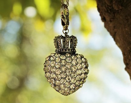 Wholesale jewelry creates spectacular look