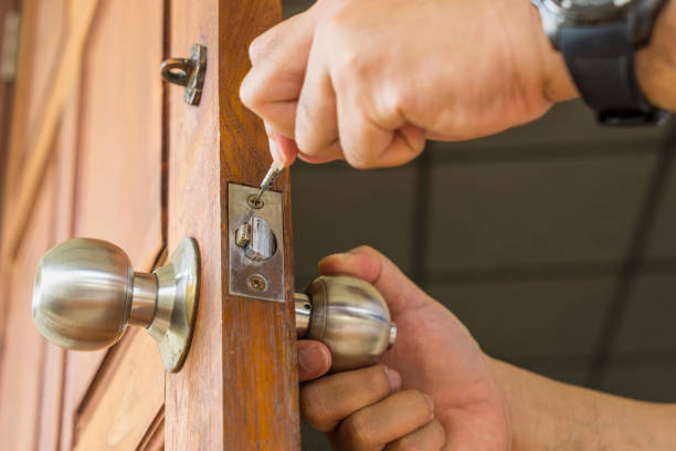 Hiring a Locksmith: Benefits of a Locksmith